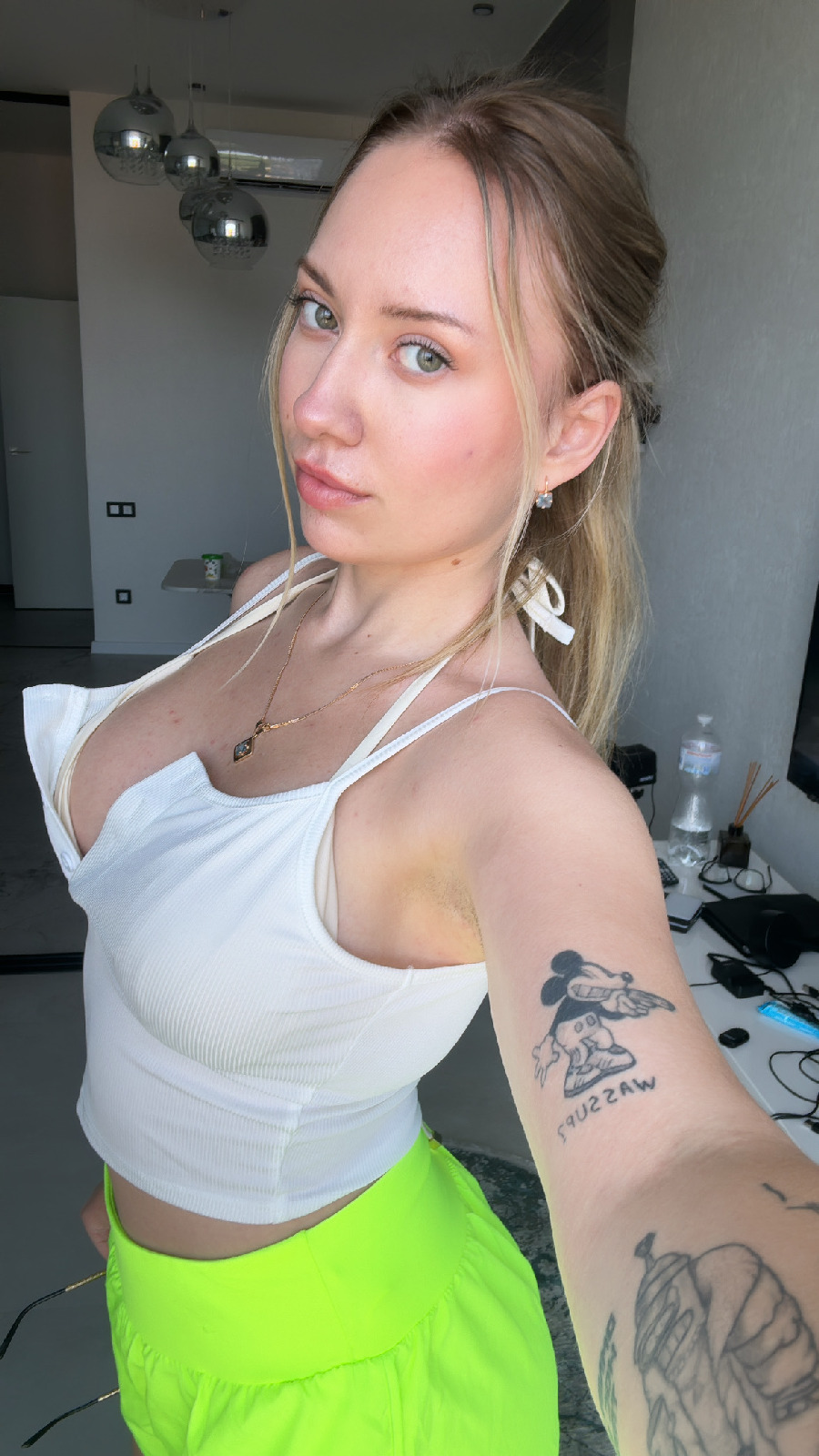 KateV in her underwear in Londrina