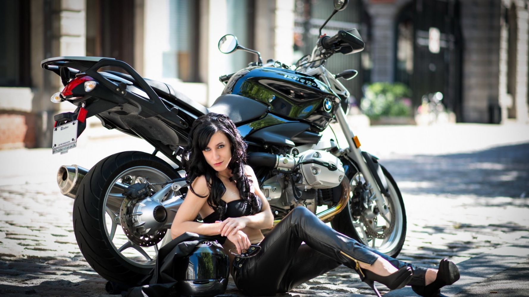 European women on bikes in Londrina