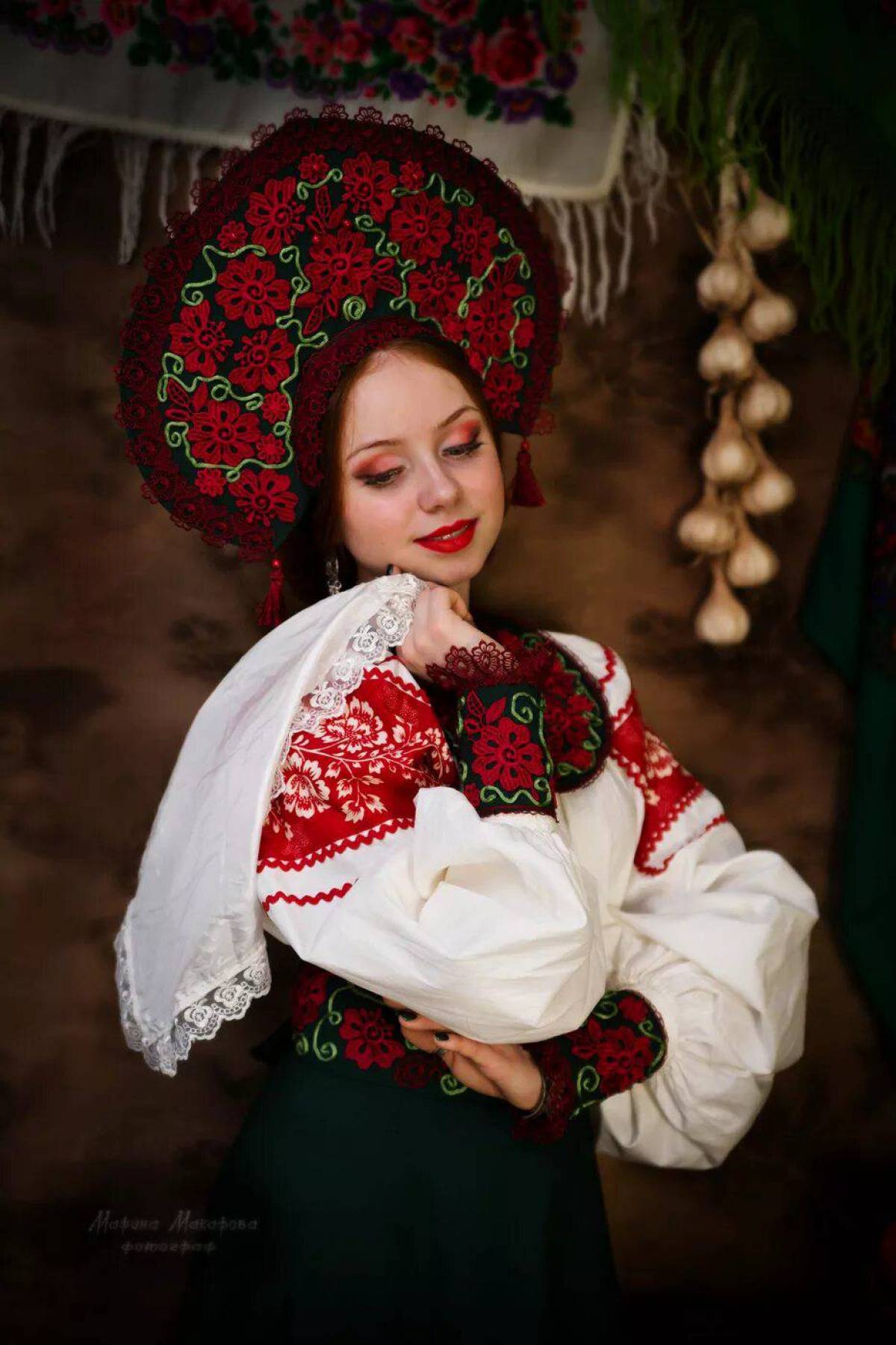 Women in Slavic costumes underwear in Londrina