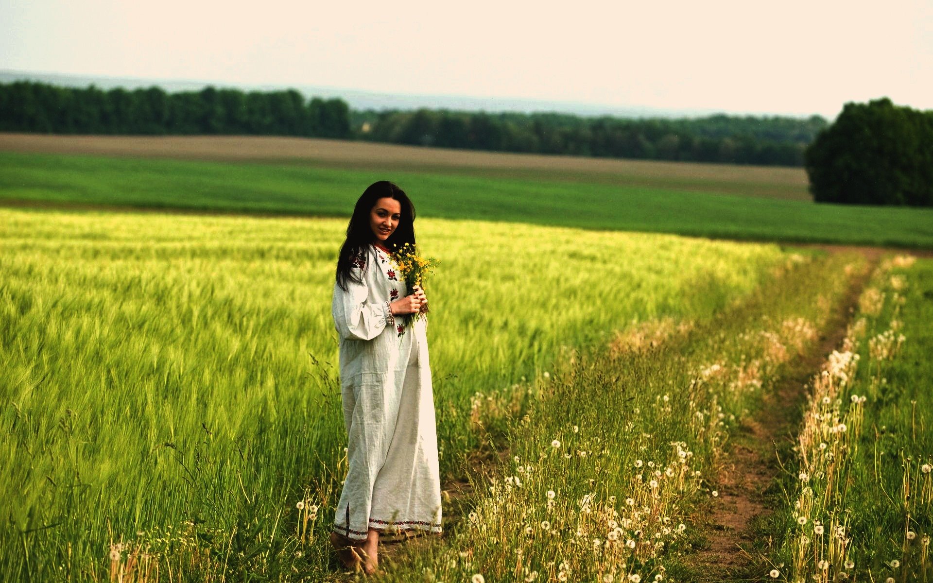 Women in Slavic costumes in Londrina
