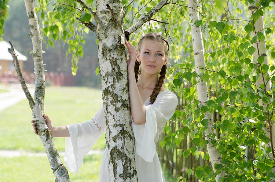 Women in Slavic costumes in Londrina