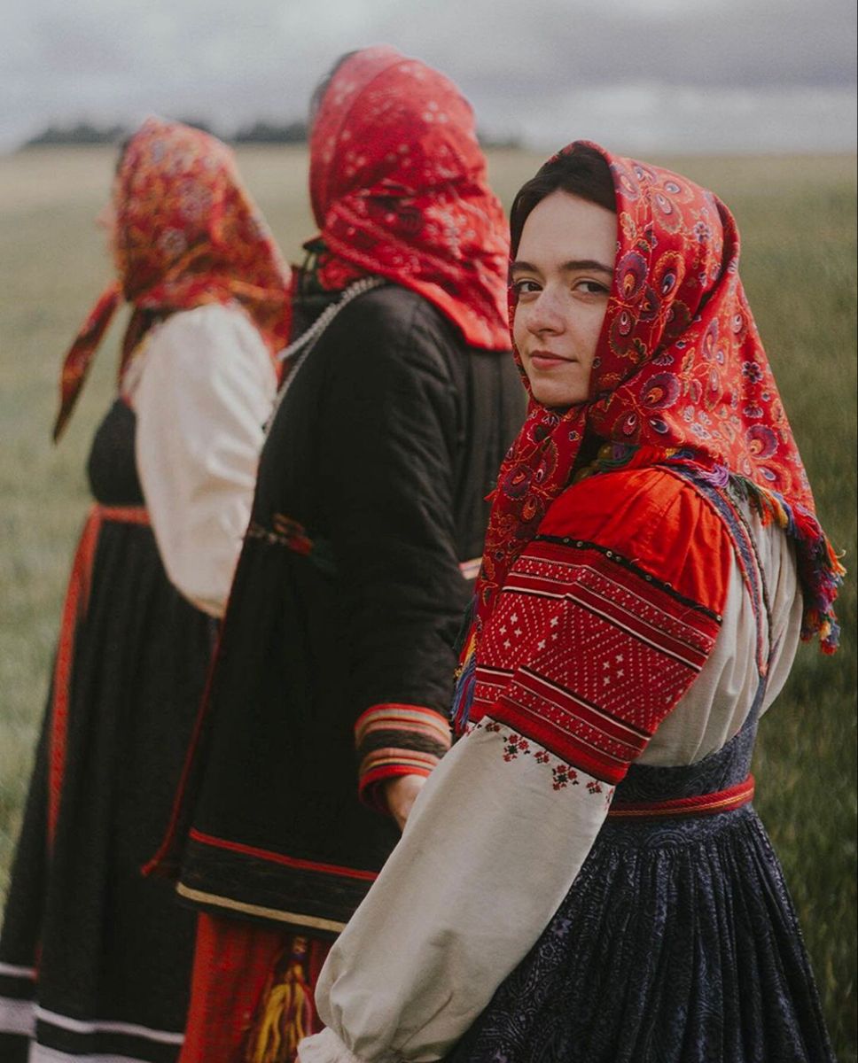 Women in Slavic costumes in Londrina