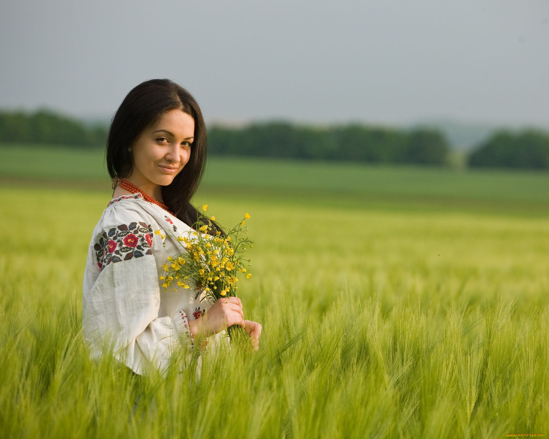 Women in Slavic costumes in Londrina