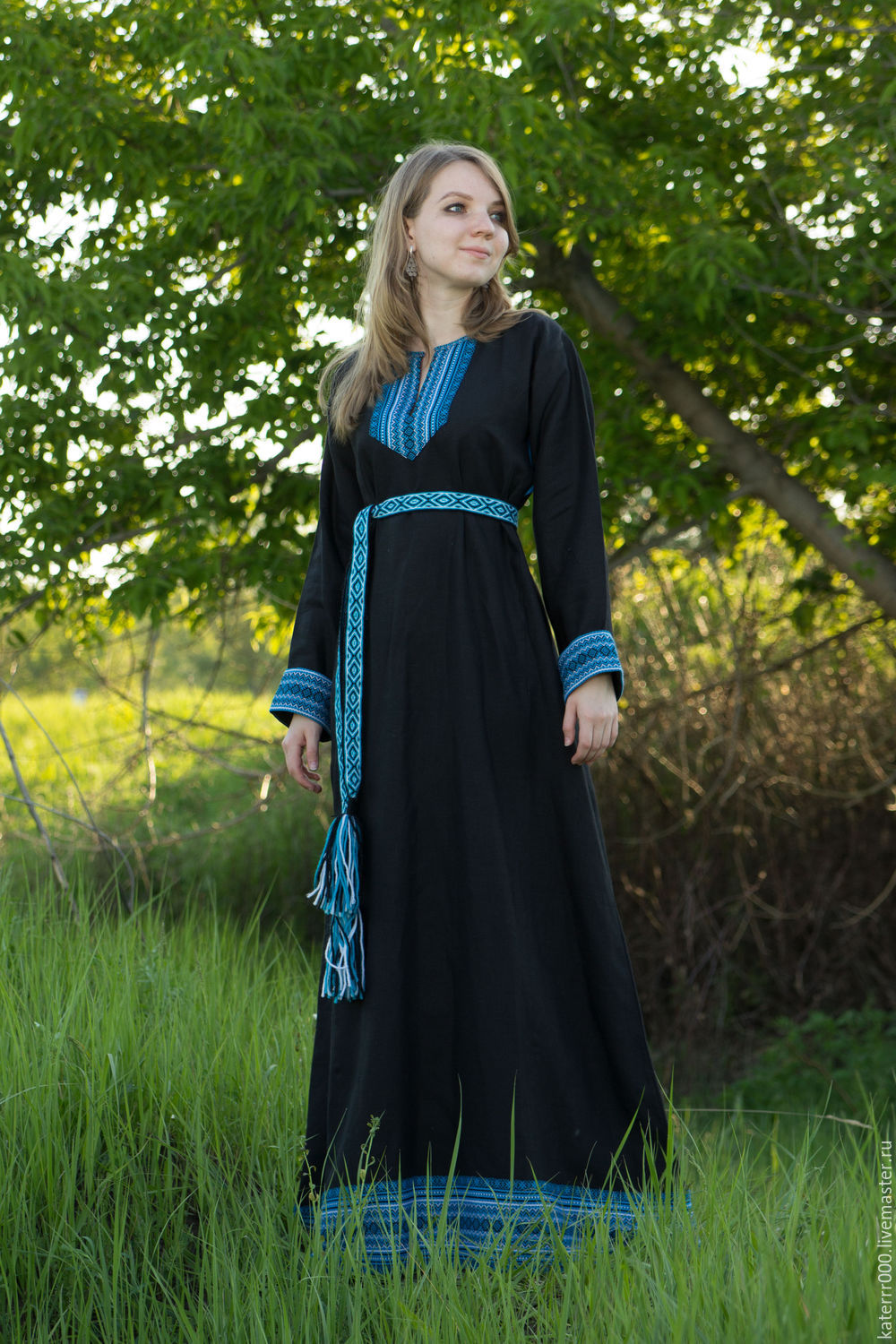 Women in Slavic costumes in Londrina