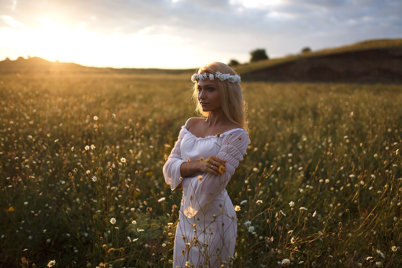 Girls in Slavic costumes in Londrina
