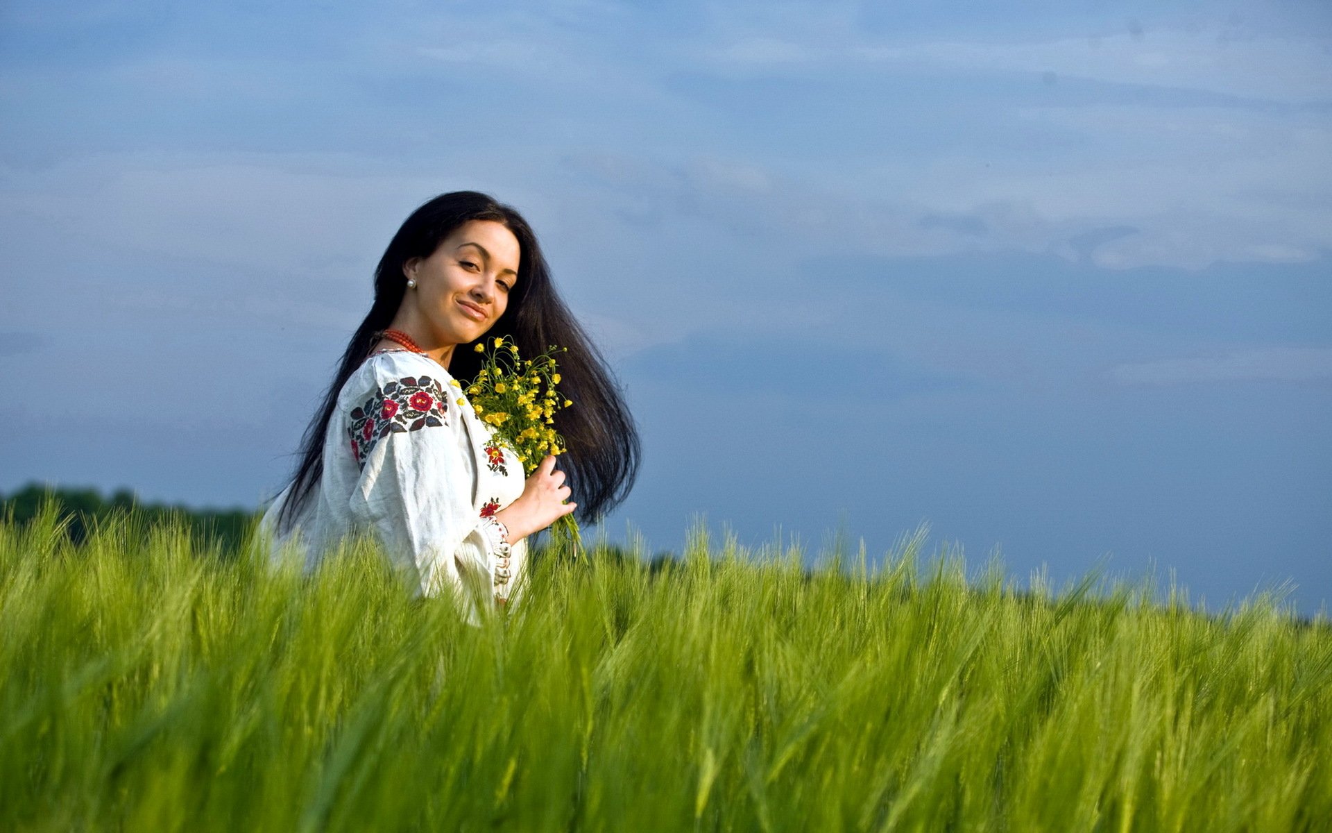 Girls in Slavic costumes in Londrina