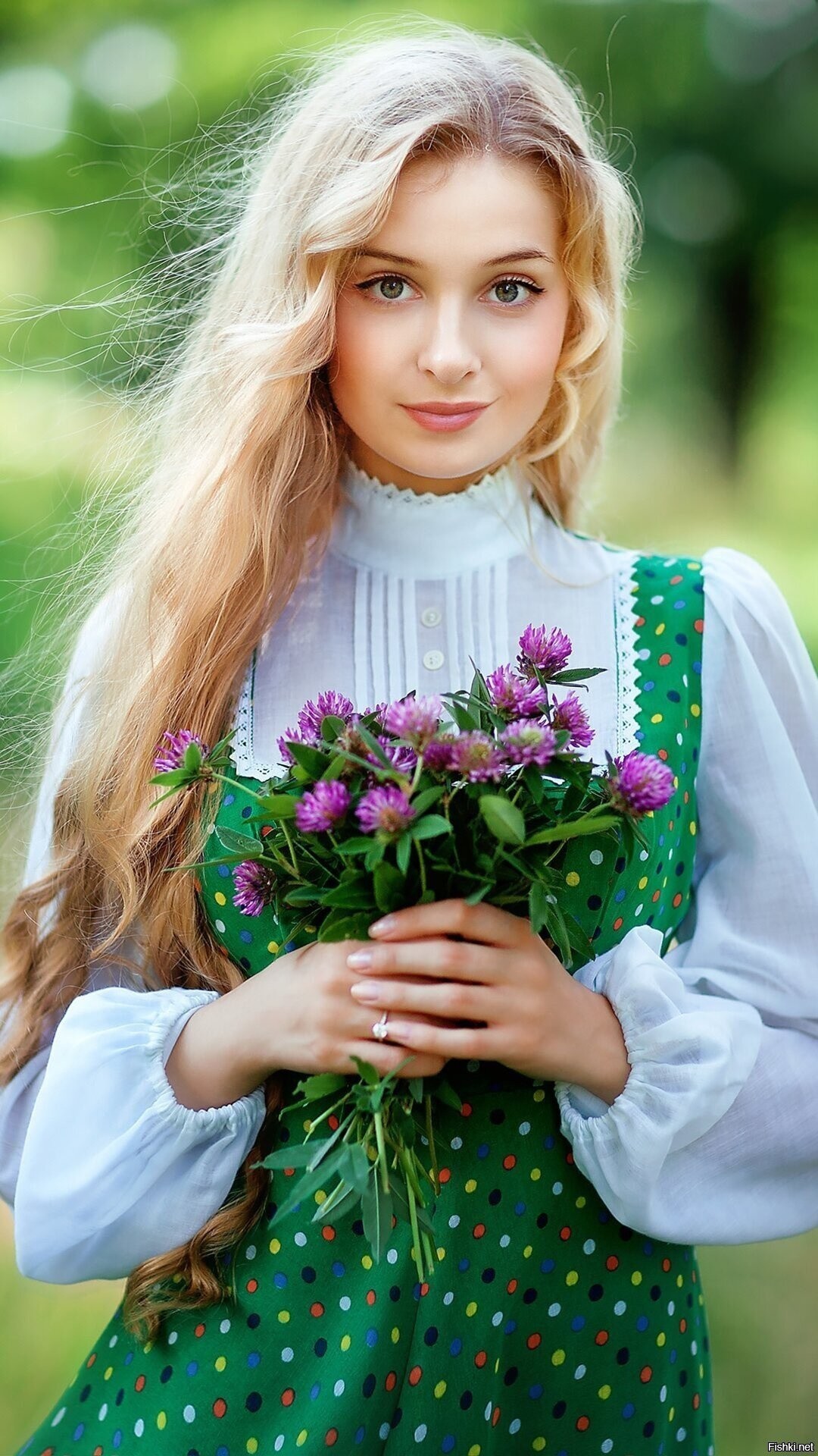 Girls in Slavic costumes in Londrina