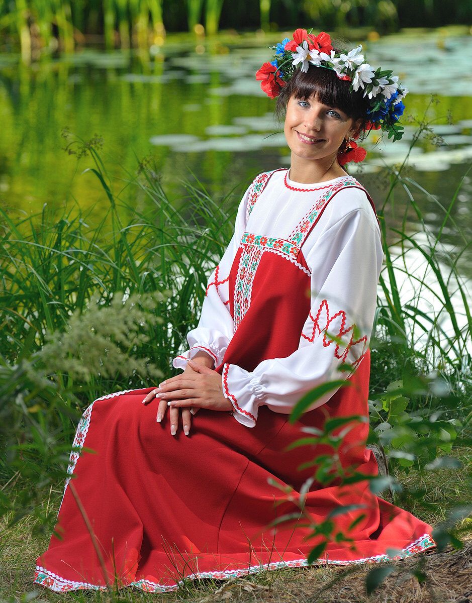 Beautiful girl Girls in Slavic costumes in Londrina